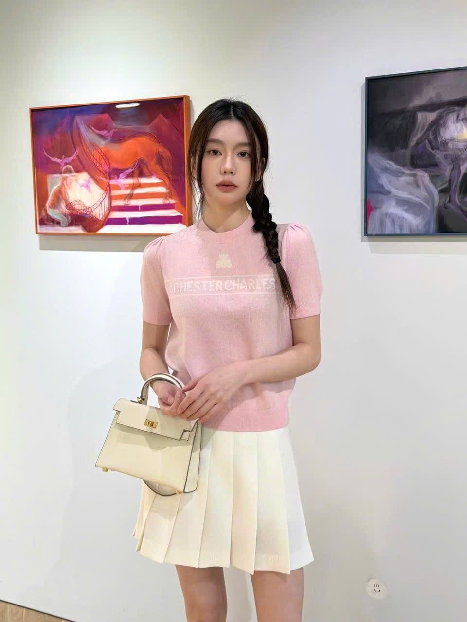  1.Áo len hồng ngắn tay,logo chữ trắng ngực 