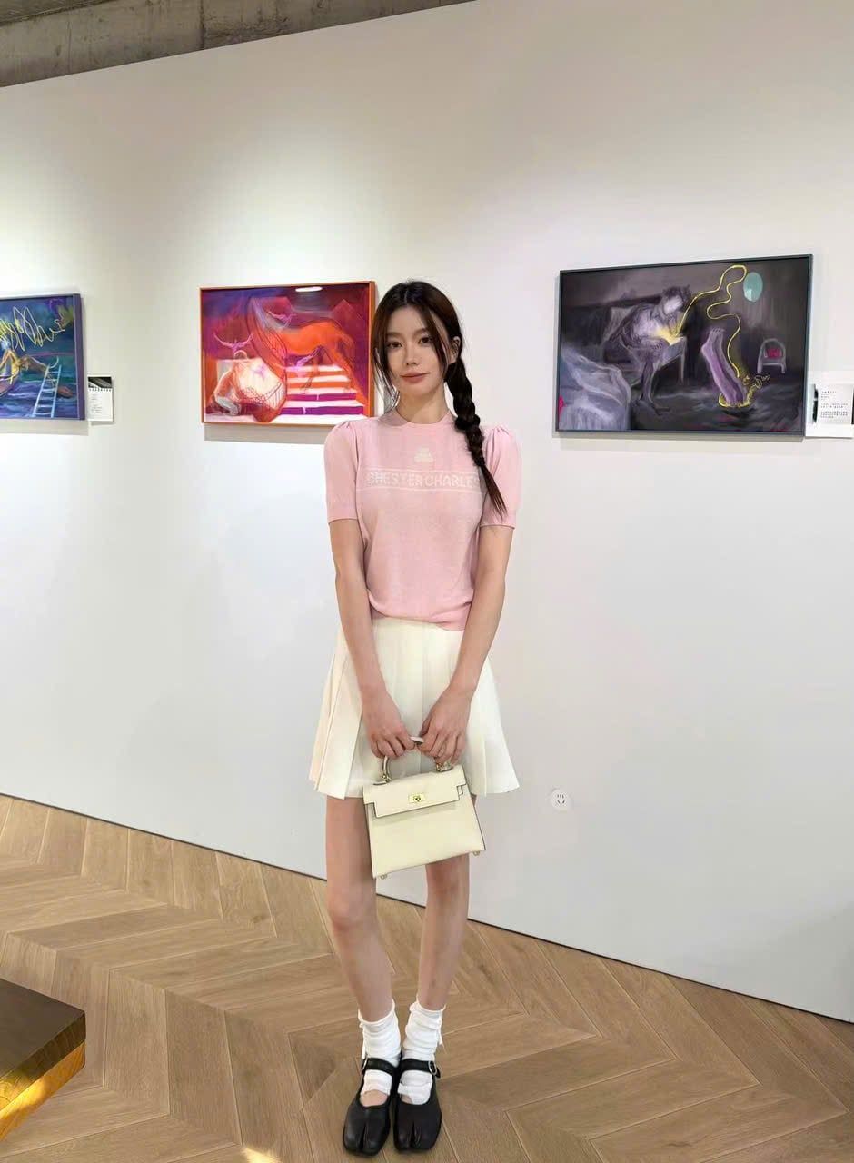  1.Áo len hồng ngắn tay,logo chữ trắng ngực 