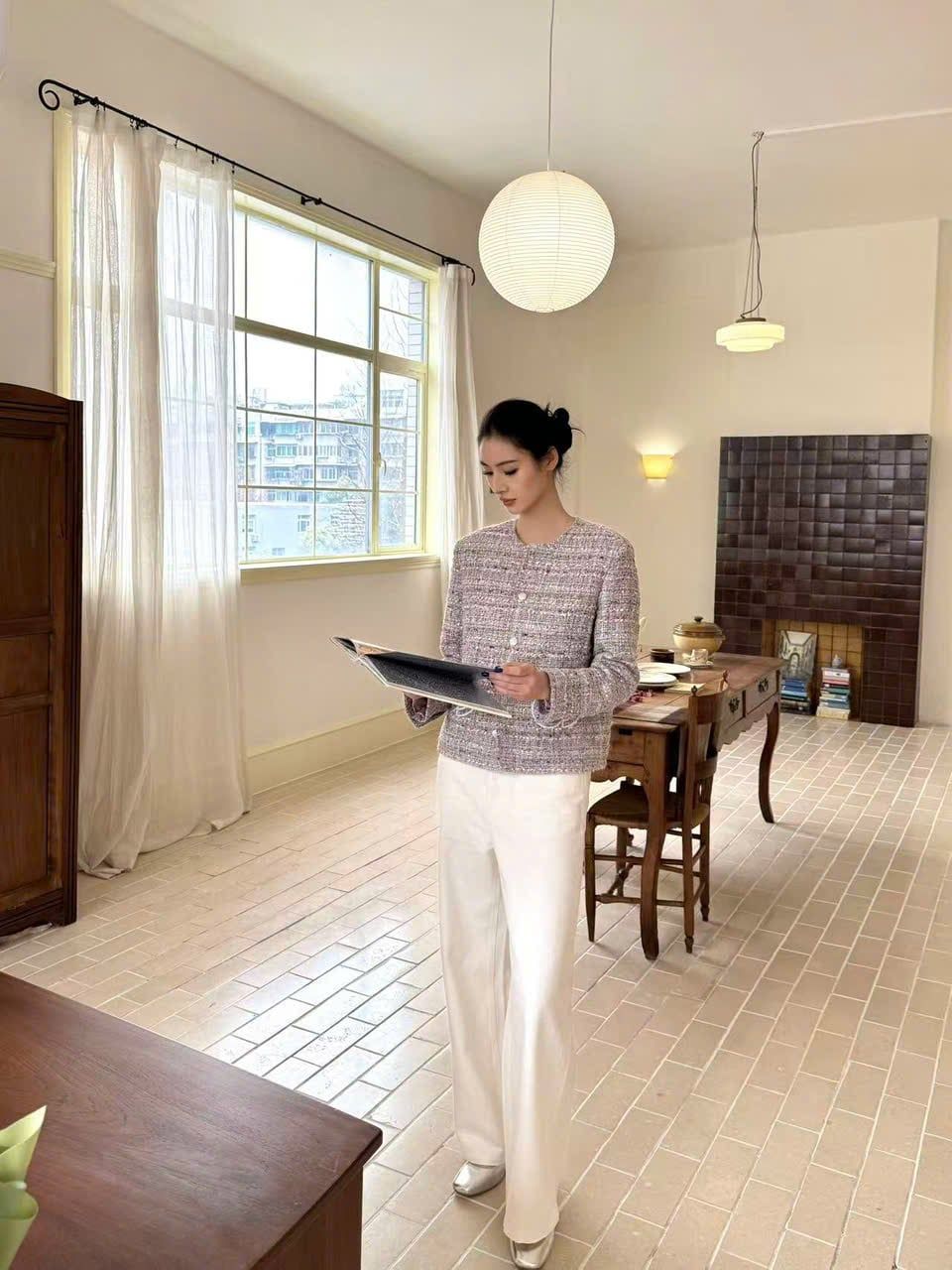  Áo tweed hồng logo CC tròn 2 túi trước 