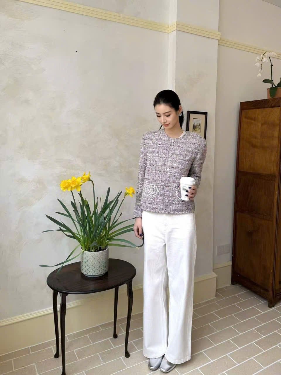  Áo tweed hồng logo CC tròn 2 túi trước 