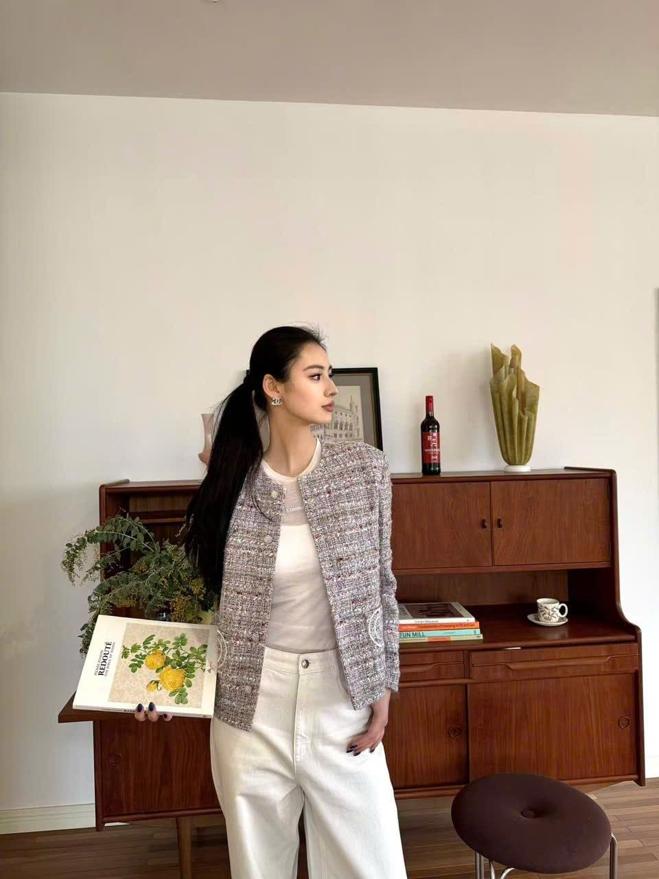  Áo tweed hồng logo CC tròn 2 túi trước 