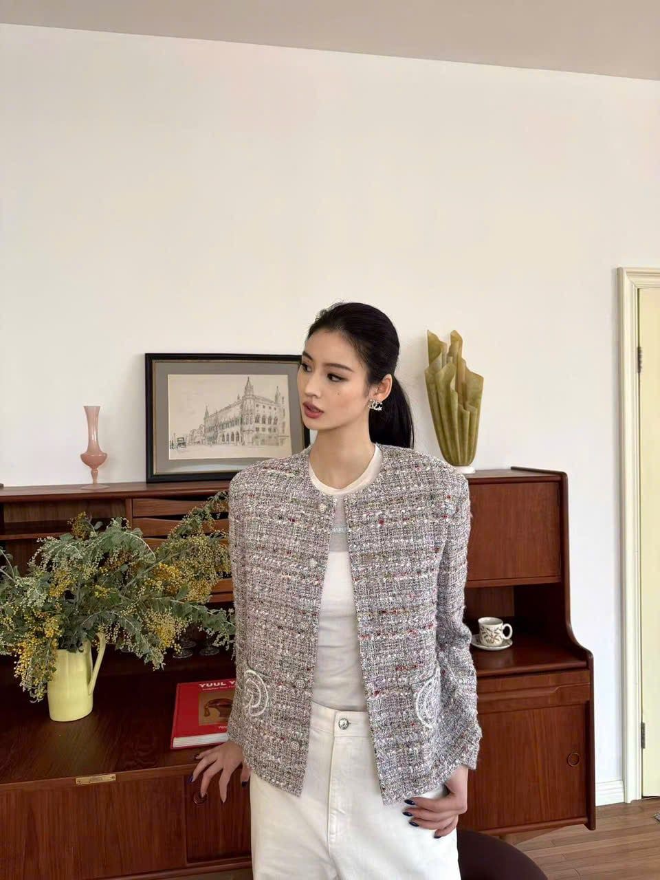  Áo tweed hồng logo CC tròn 2 túi trước 