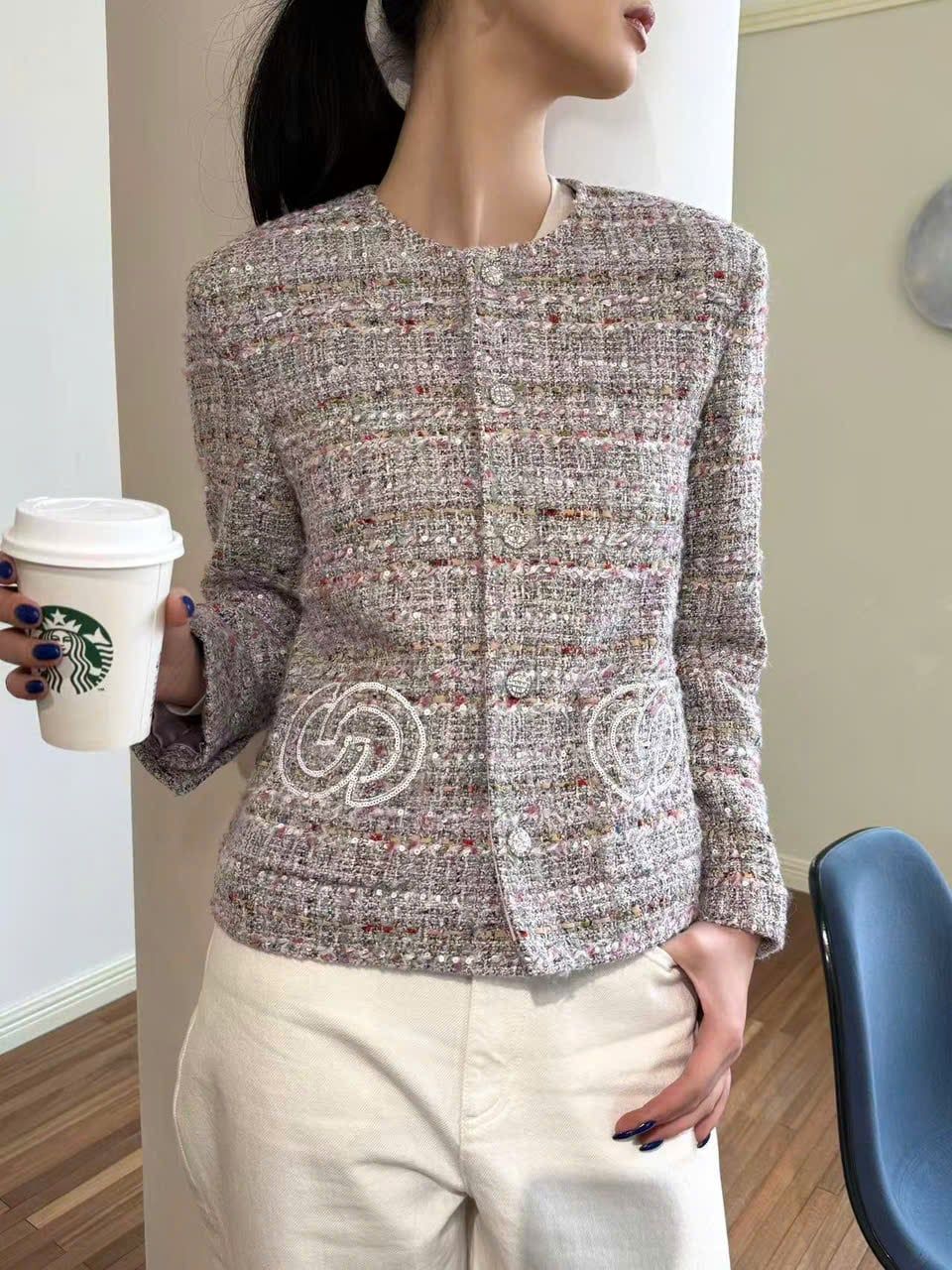  Áo tweed hồng logo CC tròn 2 túi trước 