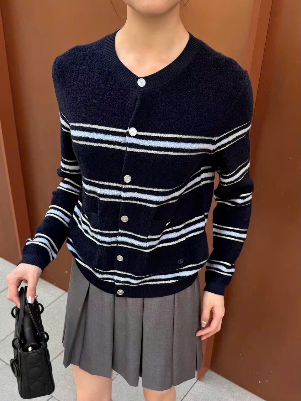  1.Áo CDG đen kẻ ngang trắng, 2 túi trước 