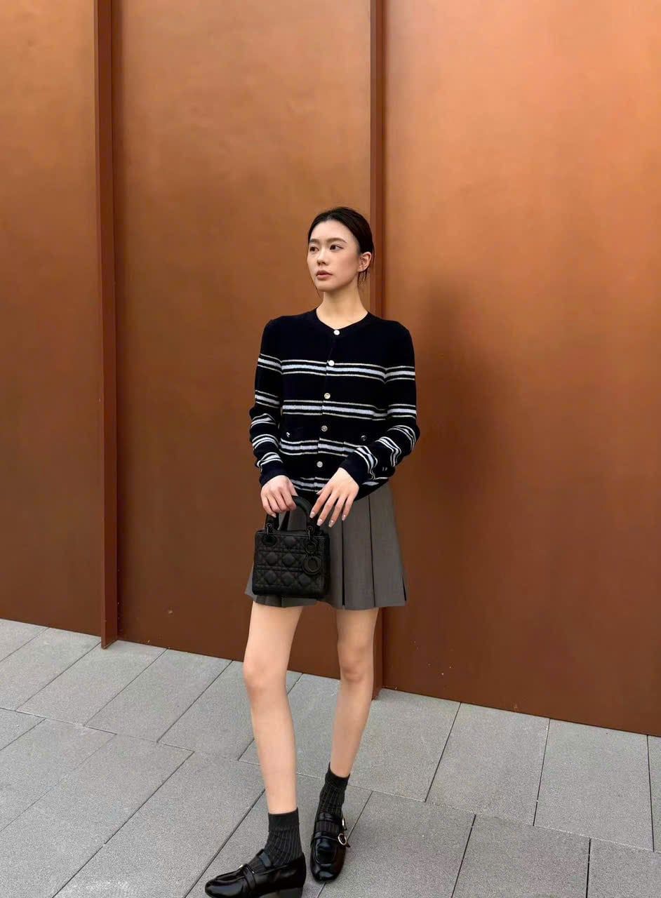  1.Áo CDG đen kẻ ngang trắng, 2 túi trước 