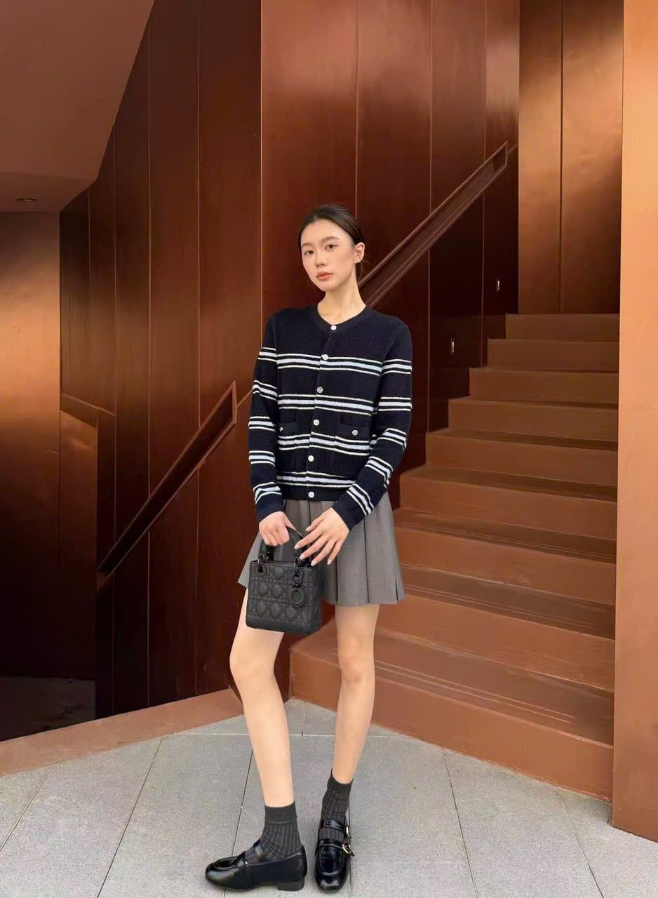  1.Áo CDG đen kẻ ngang trắng, 2 túi trước 