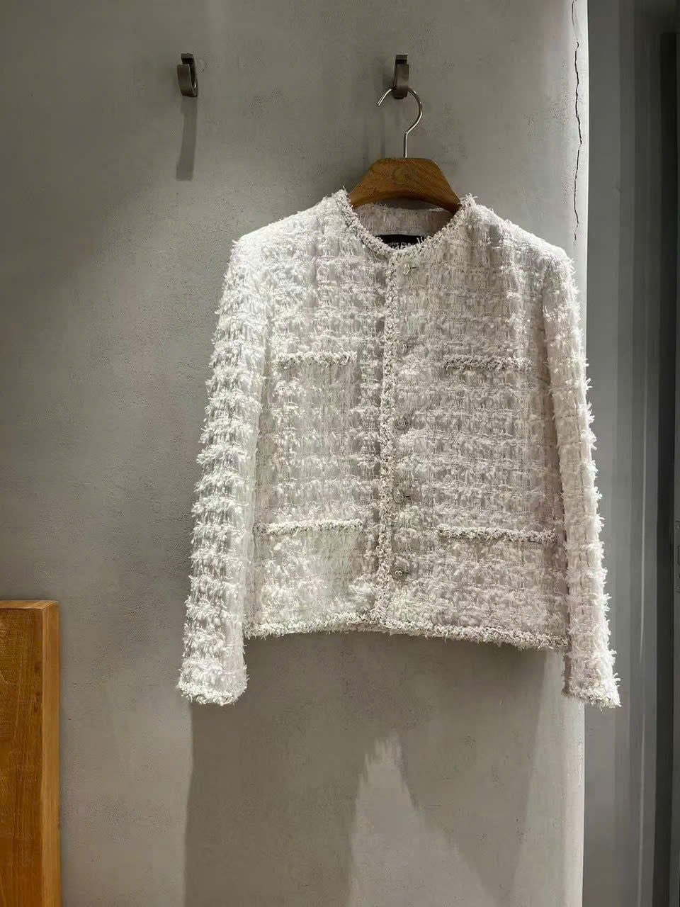  1.Áo tweed trắng viền đính ngọc 