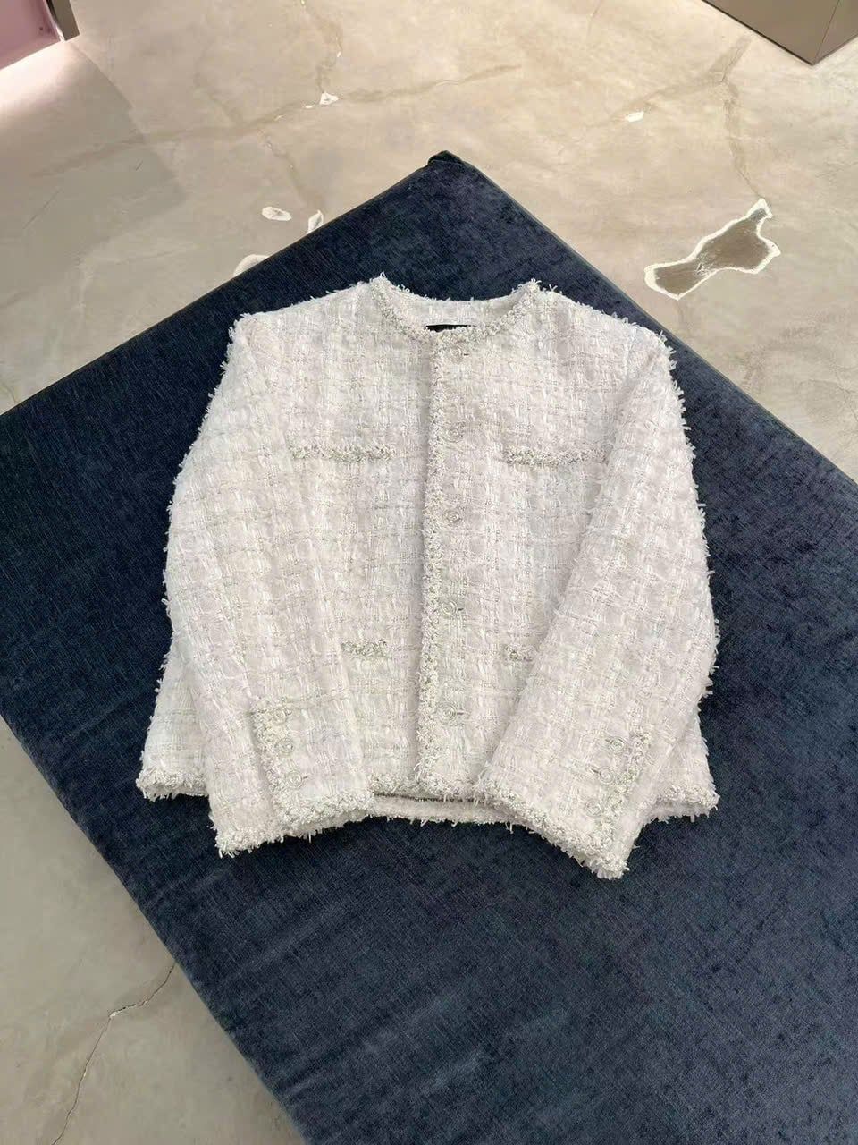  1.Áo tweed trắng viền đính ngọc 