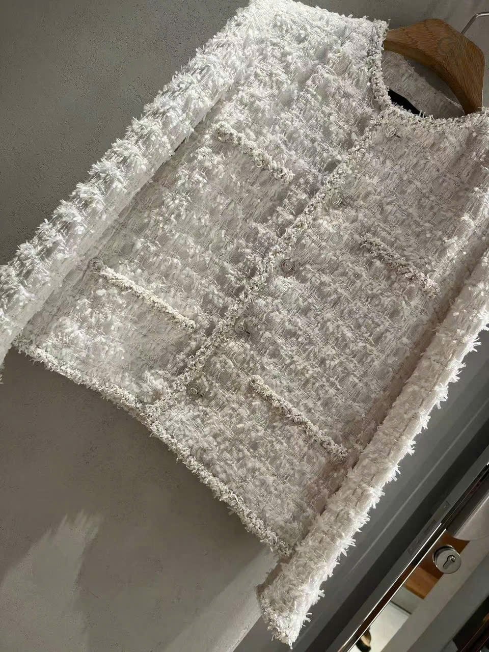  1.Áo tweed trắng viền đính ngọc 