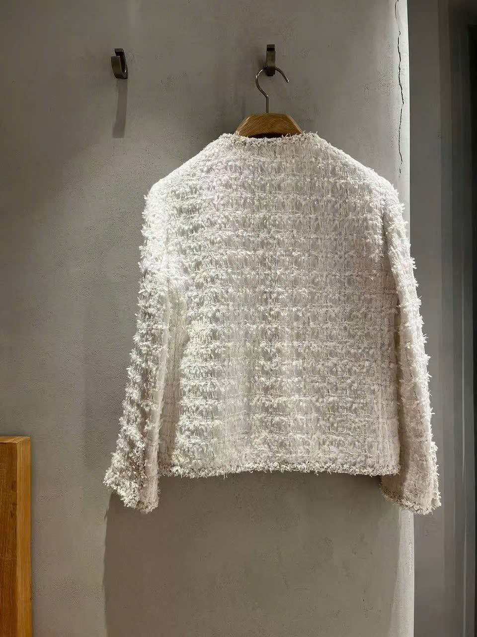  1.Áo tweed trắng viền đính ngọc 