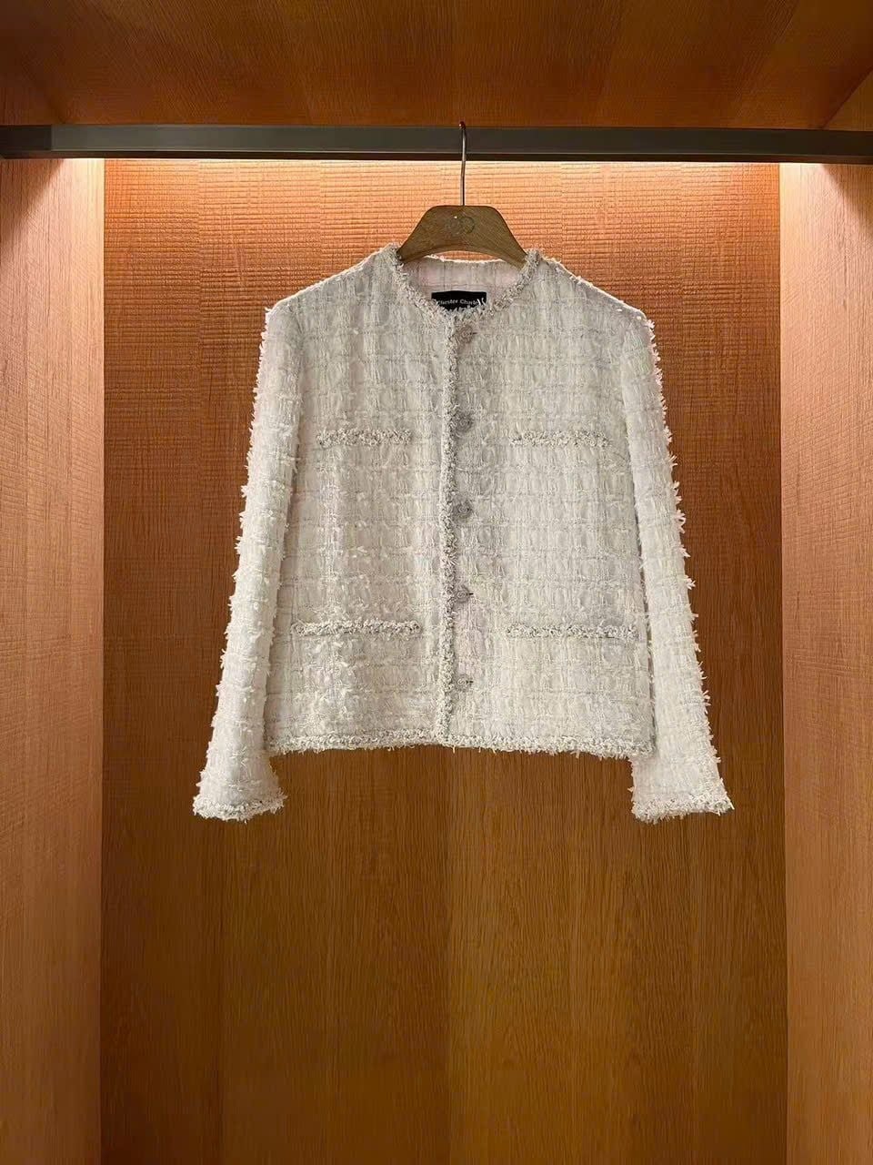  1.Áo tweed trắng viền đính ngọc 