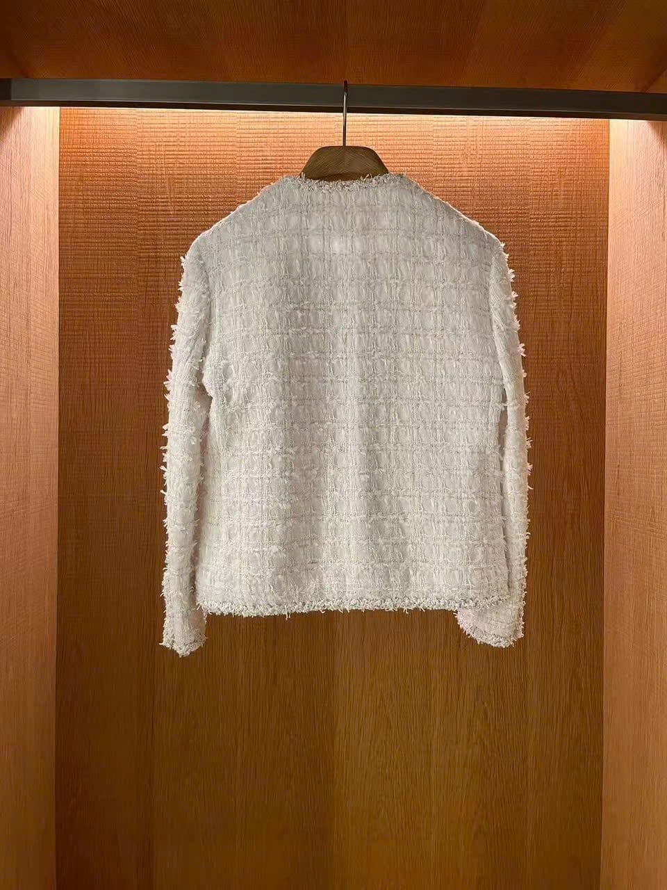  1.Áo tweed trắng viền đính ngọc 