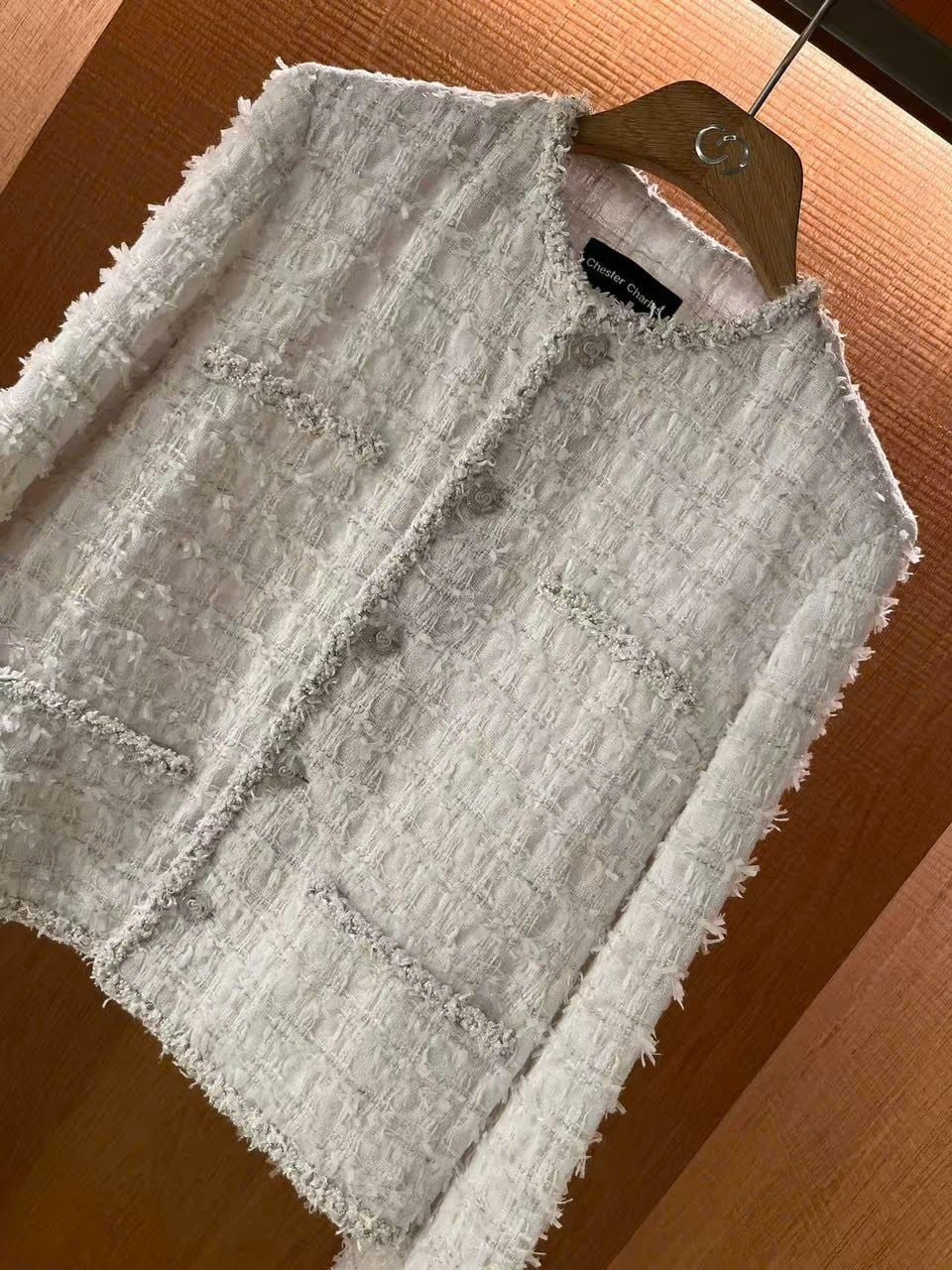  1.Áo tweed trắng viền đính ngọc 