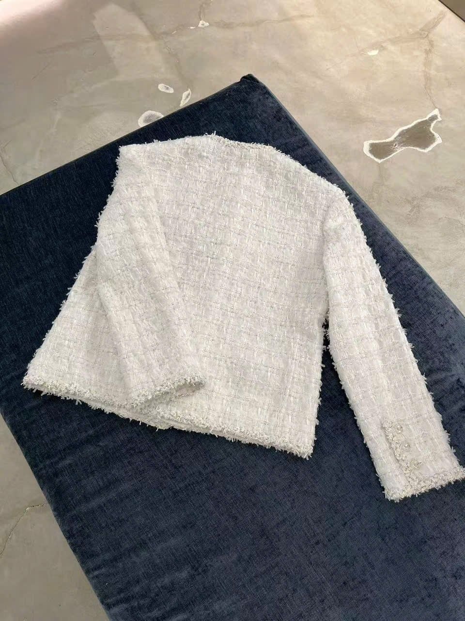  1.Áo tweed trắng viền đính ngọc 