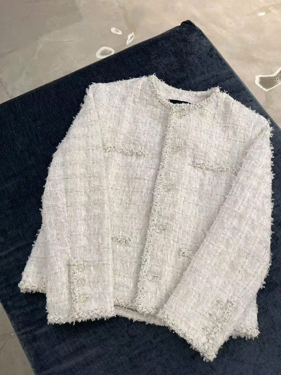  1.Áo tweed trắng viền đính ngọc 