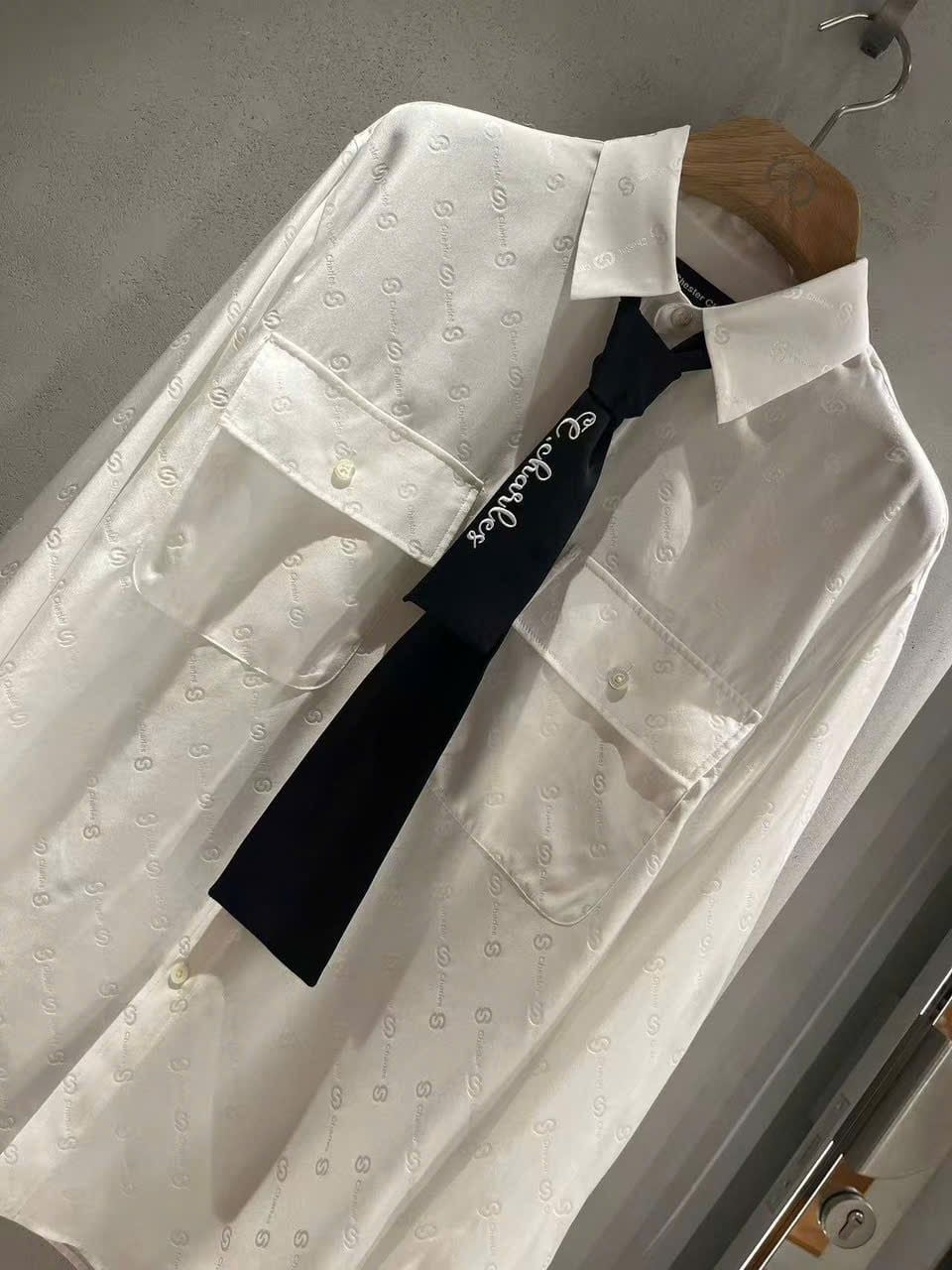  1.Áo SM lụa full logo trắng, 2 túi trước mix cavat đen 