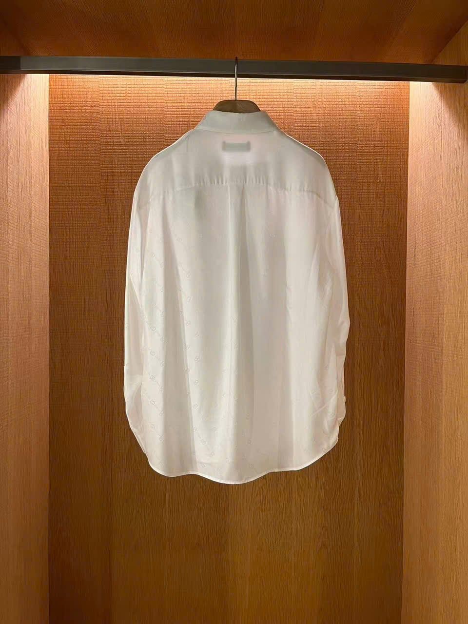  1.Áo SM lụa full logo trắng, 2 túi trước mix cavat đen 