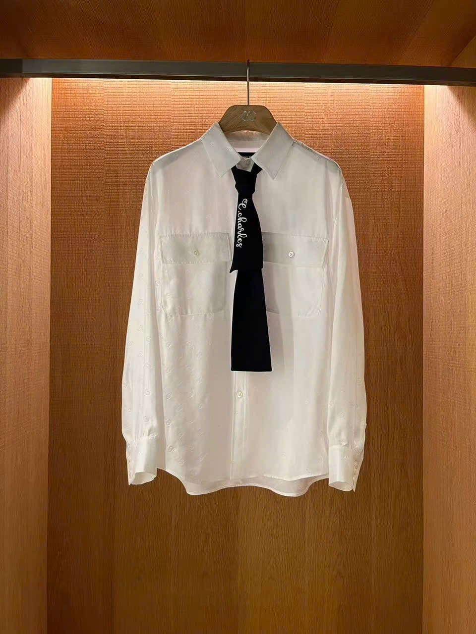  1.Áo SM lụa full logo trắng, 2 túi trước mix cavat đen 