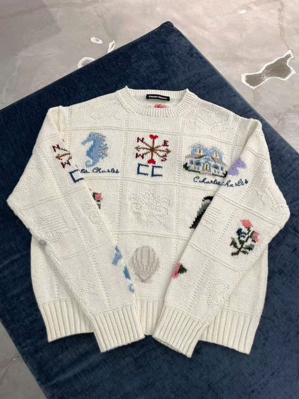  1.Áo len trắng, nhiều họa tiết màu sắc 