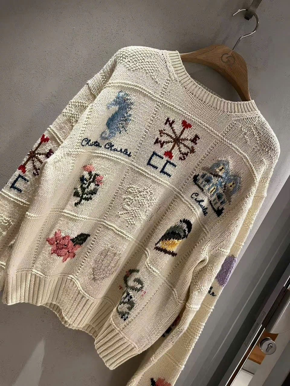  1.Áo len trắng, nhiều họa tiết màu sắc 