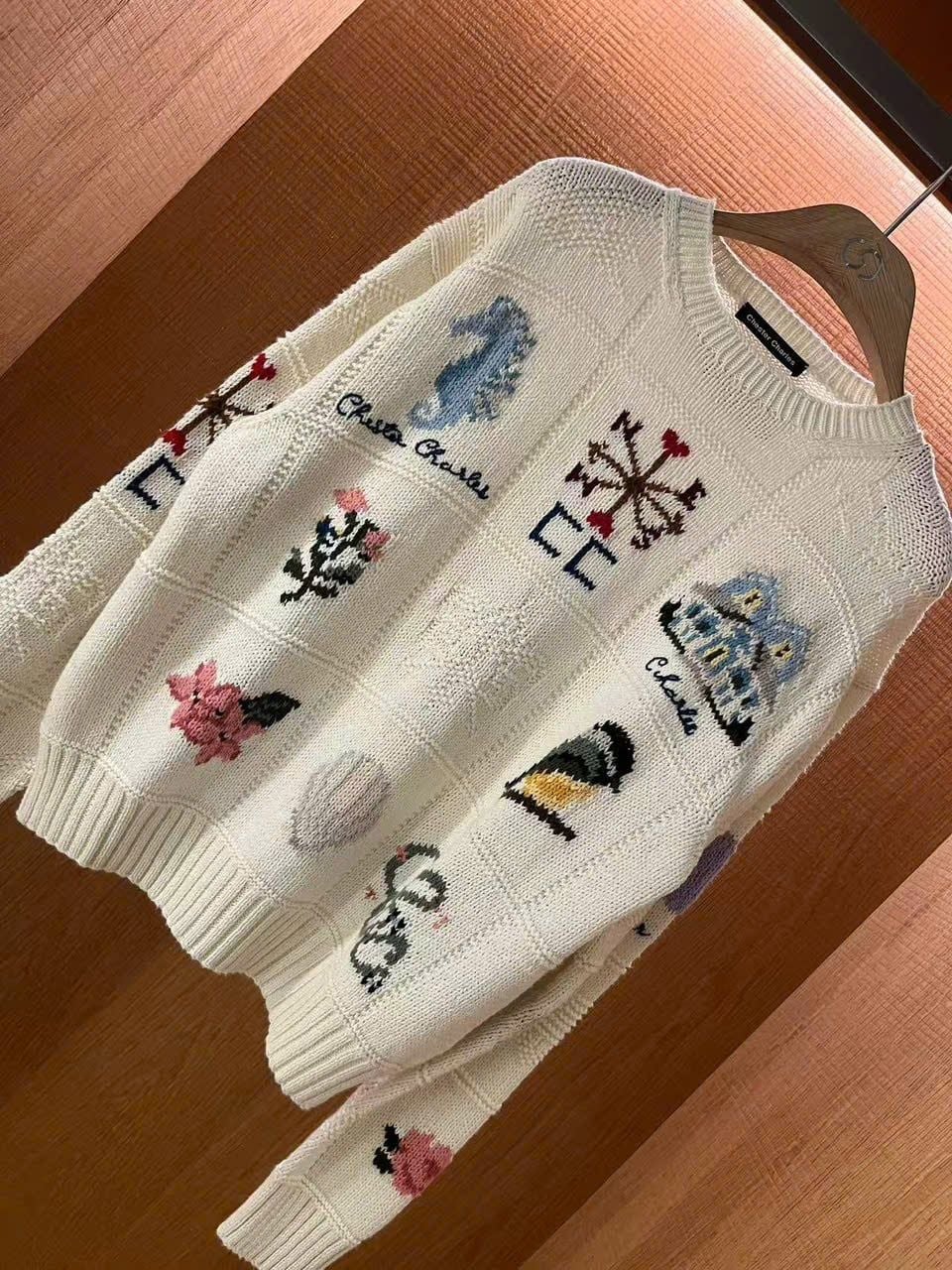  1.Áo len trắng, nhiều họa tiết màu sắc 