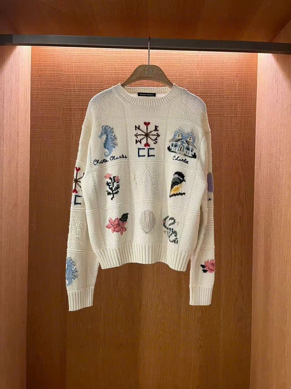  1.Áo len trắng, nhiều họa tiết màu sắc 