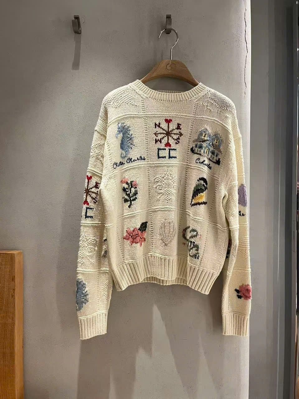  1.Áo len trắng, nhiều họa tiết màu sắc 