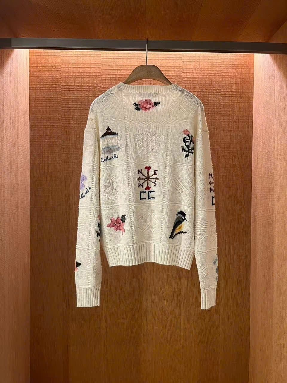  1.Áo len trắng, nhiều họa tiết màu sắc 