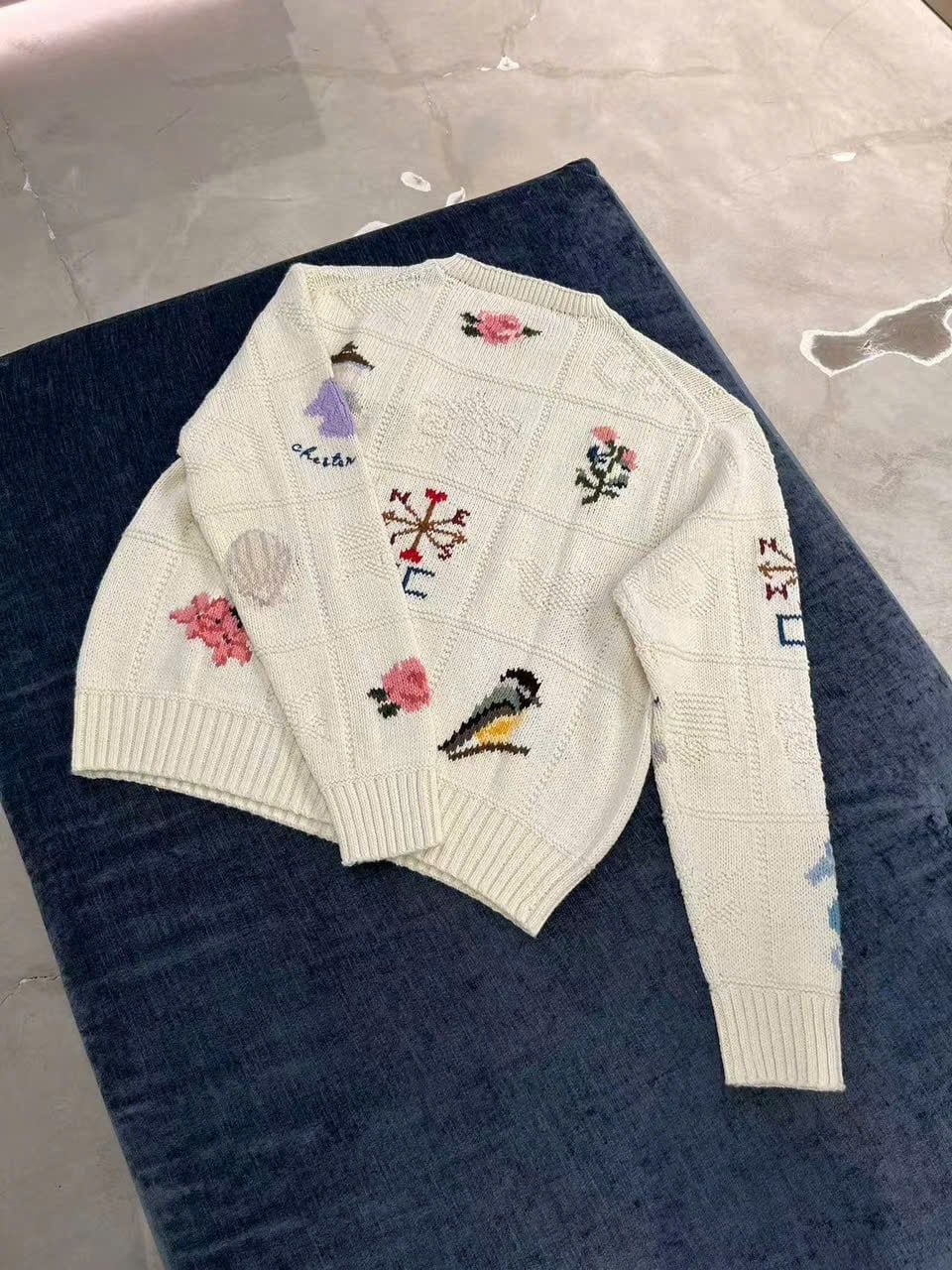  1.Áo len trắng, nhiều họa tiết màu sắc 