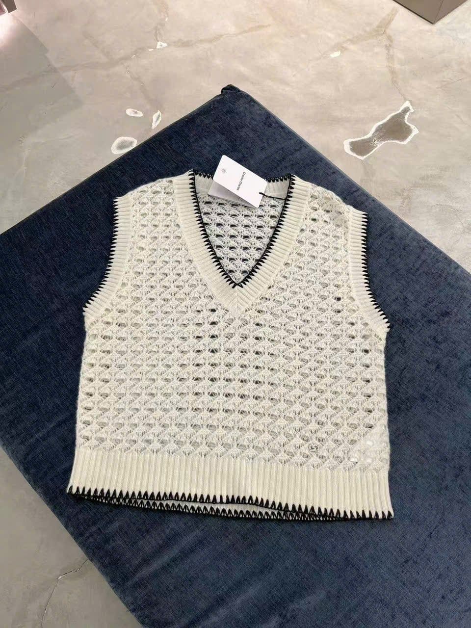  Áo gile trắng lưới viền đen 