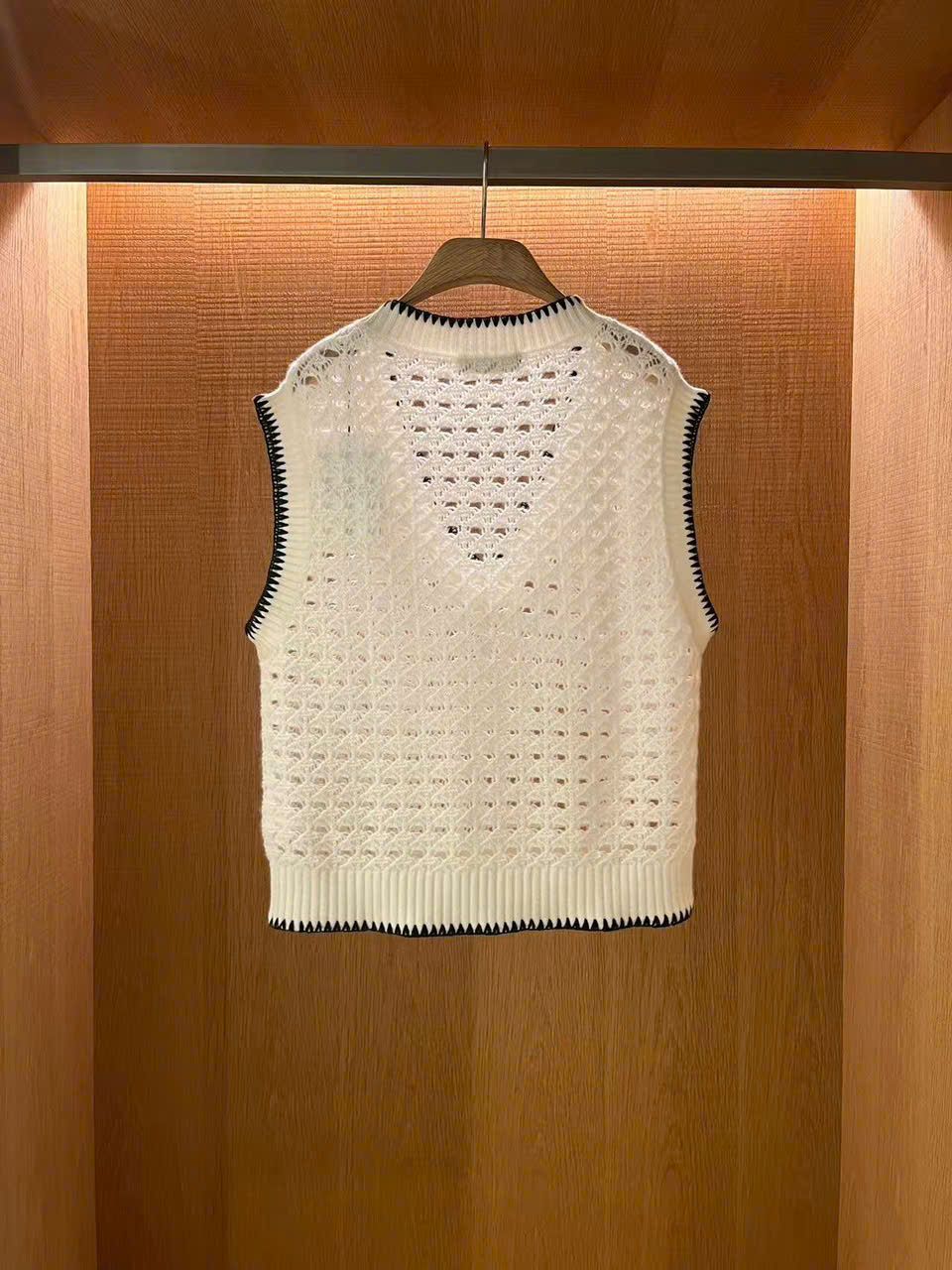  Áo gile trắng lưới viền đen 