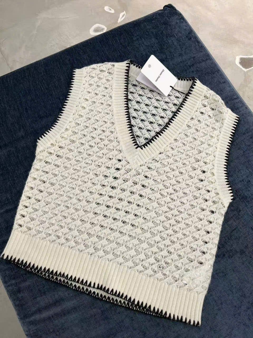  Áo gile trắng lưới viền đen 