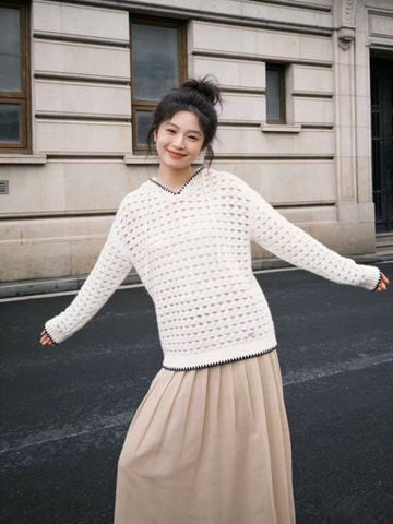  1.Áo len trắng lưới có mũ, viền đen 