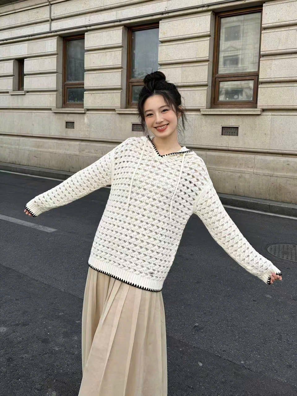  1.Áo len trắng lưới có mũ, viền đen 