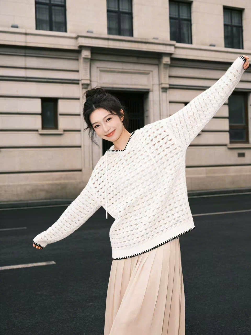  1.Áo len trắng lưới có mũ, viền đen 