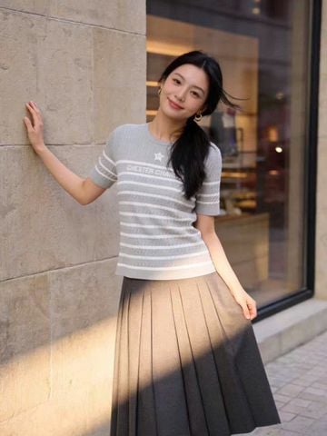  Áo xám kẻ ngang trắng, ngôi sao giữa 