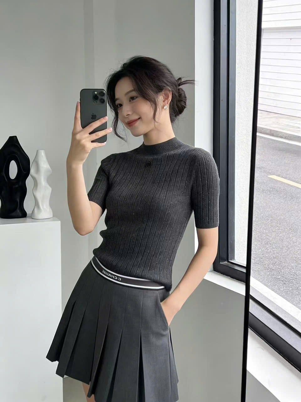  1.Áo len xám đính xequin lấp lánh 