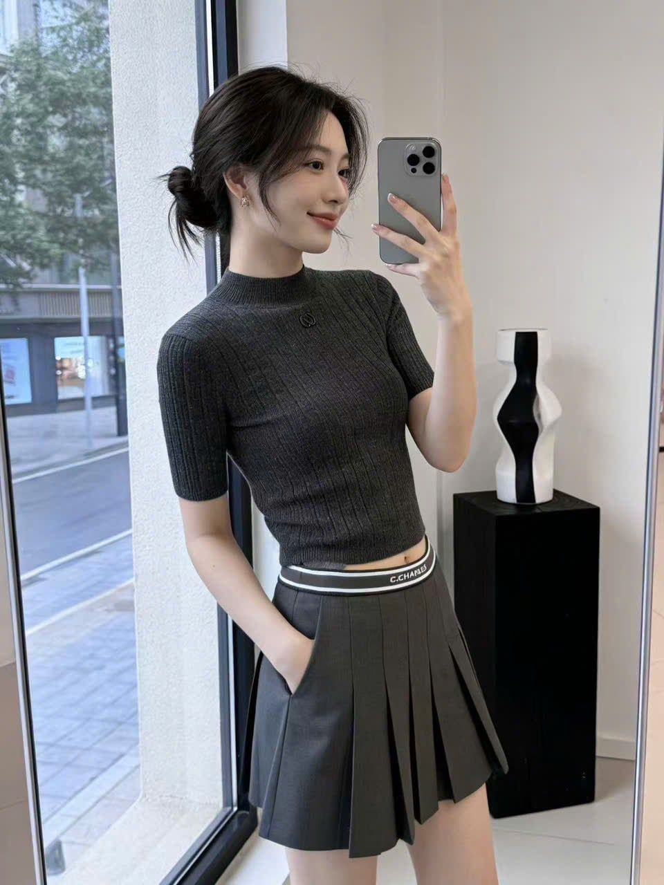  1.Áo len xám đính xequin lấp lánh 