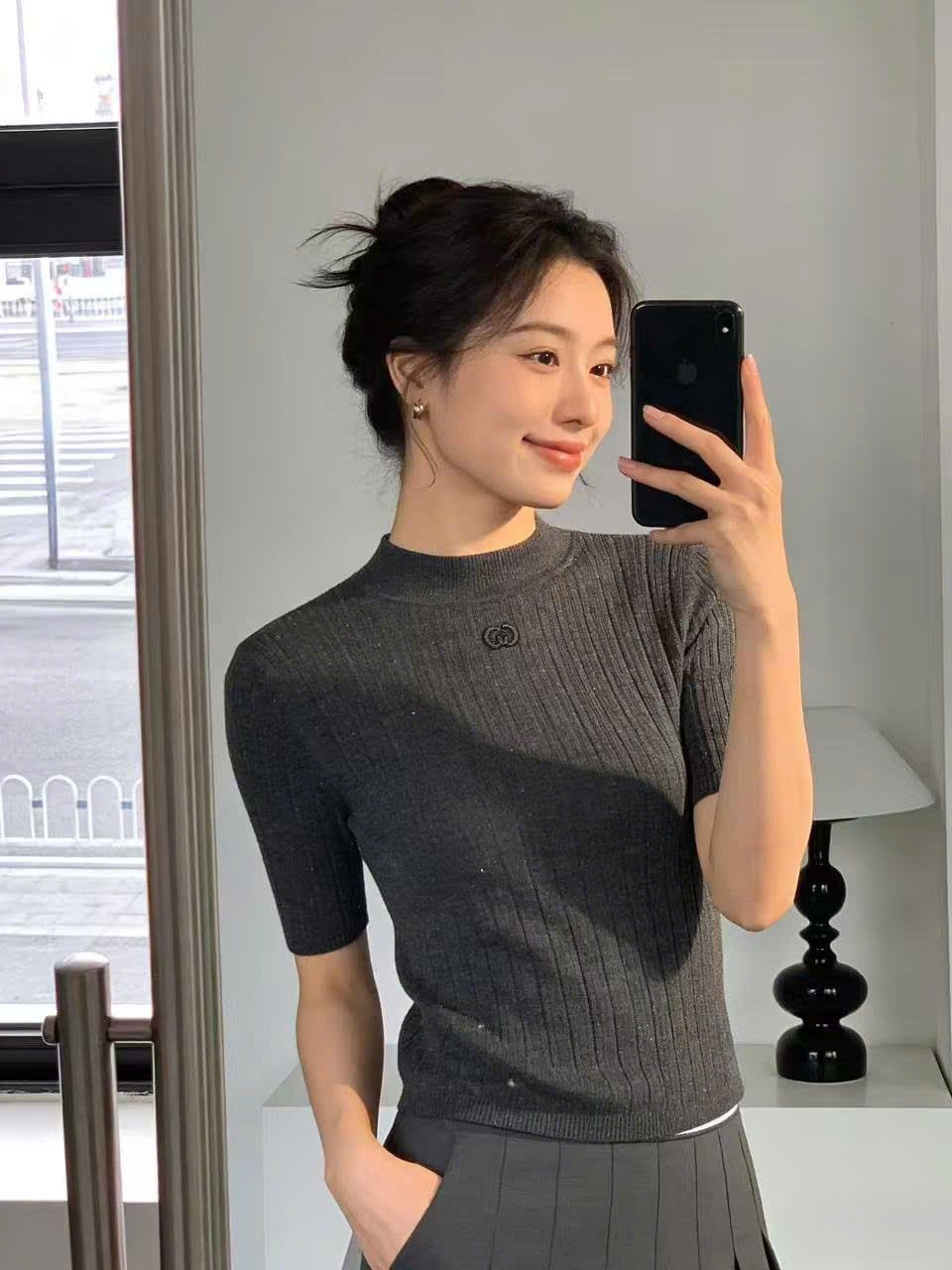  1.Áo len xám đính xequin lấp lánh 