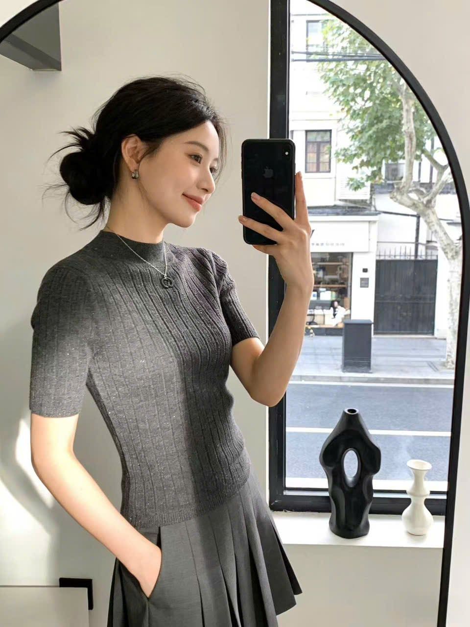  1.Áo len xám đính xequin lấp lánh 