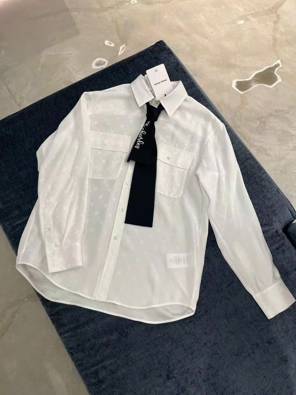  1.Áo SM lụa full logo trắng, 2 túi trước mix cavat đen 