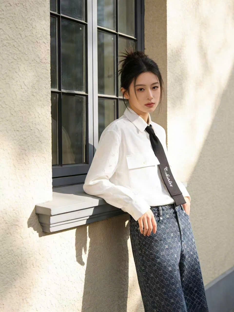  1.Áo SM lụa full logo trắng, 2 túi trước mix cavat đen 