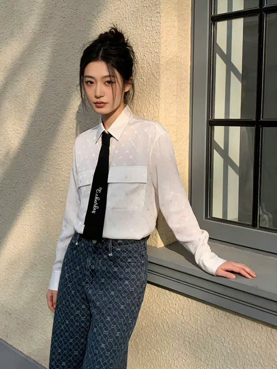  1.Áo SM lụa full logo trắng, 2 túi trước mix cavat đen 