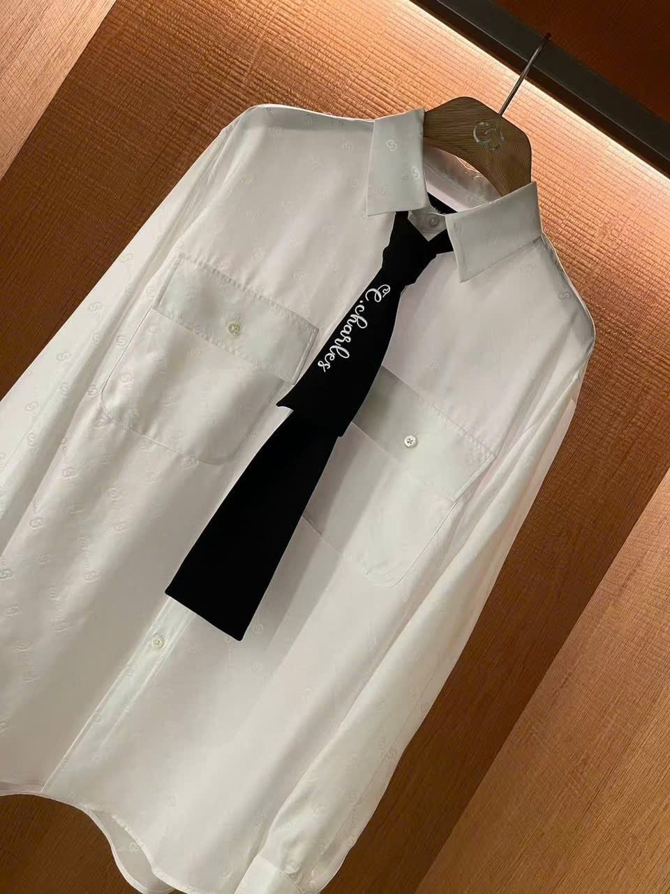  1.Áo SM lụa full logo trắng, 2 túi trước mix cavat đen 