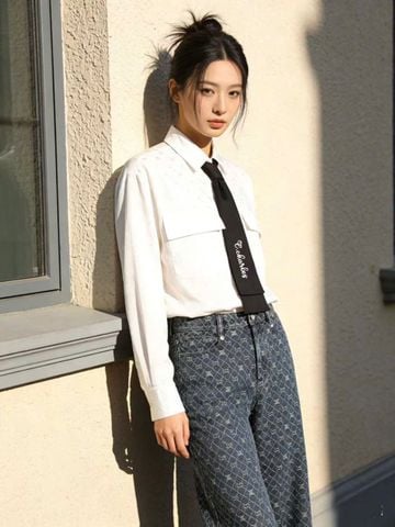  1.Áo SM lụa full logo trắng, 2 túi trước mix cavat đen 