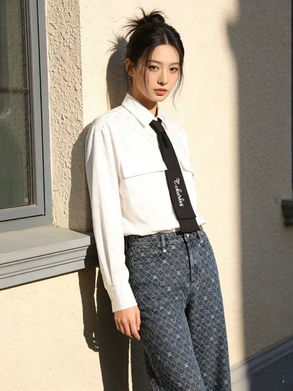  1.Áo SM lụa full logo trắng, 2 túi trước mix cavat đen 