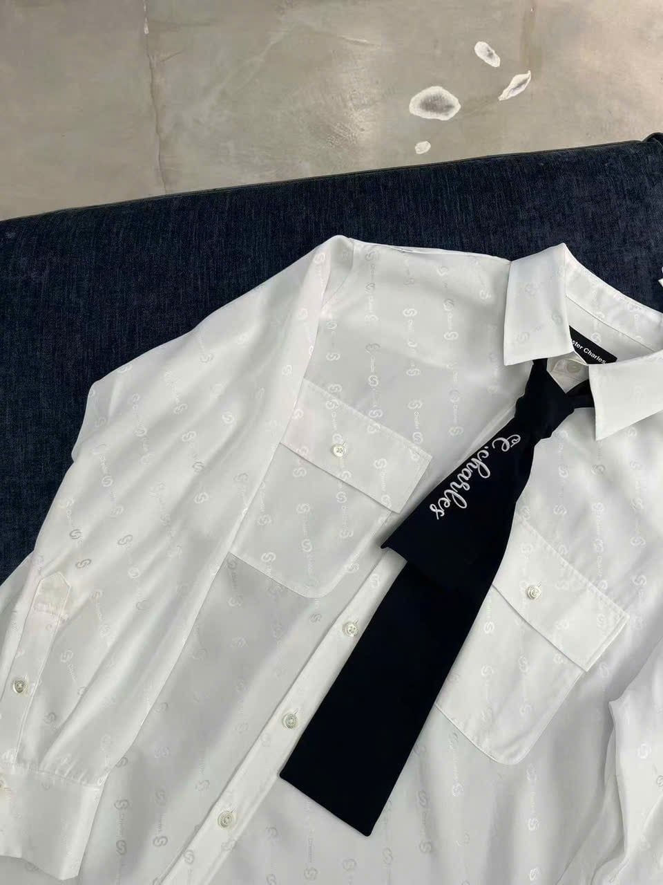  1.Áo SM lụa full logo trắng, 2 túi trước mix cavat đen 