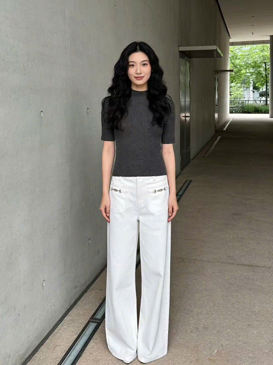  1.Áo len xám đính xequin lấp lánh 