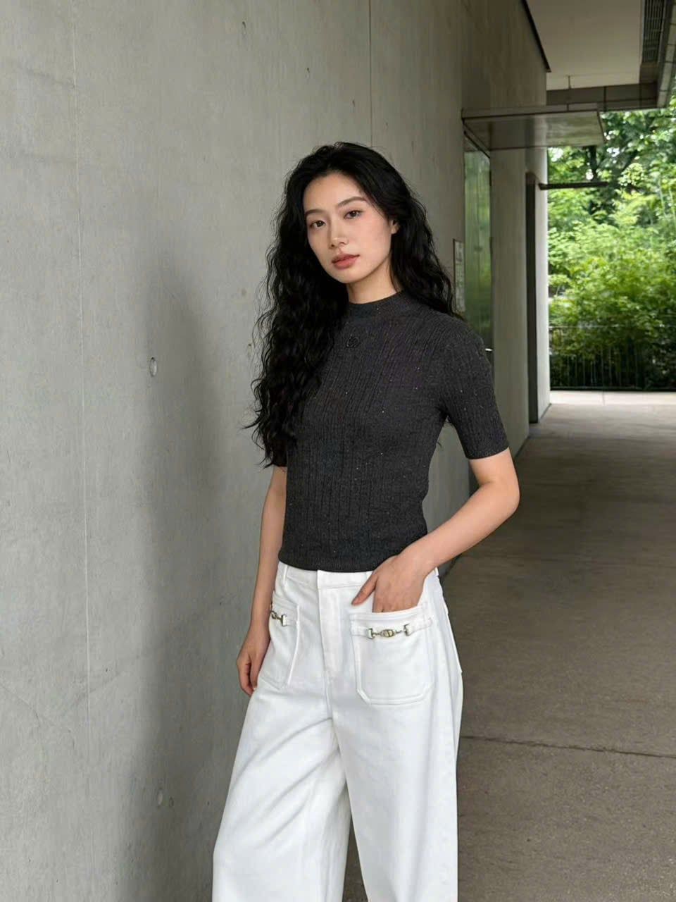  1.Áo len xám đính xequin lấp lánh 