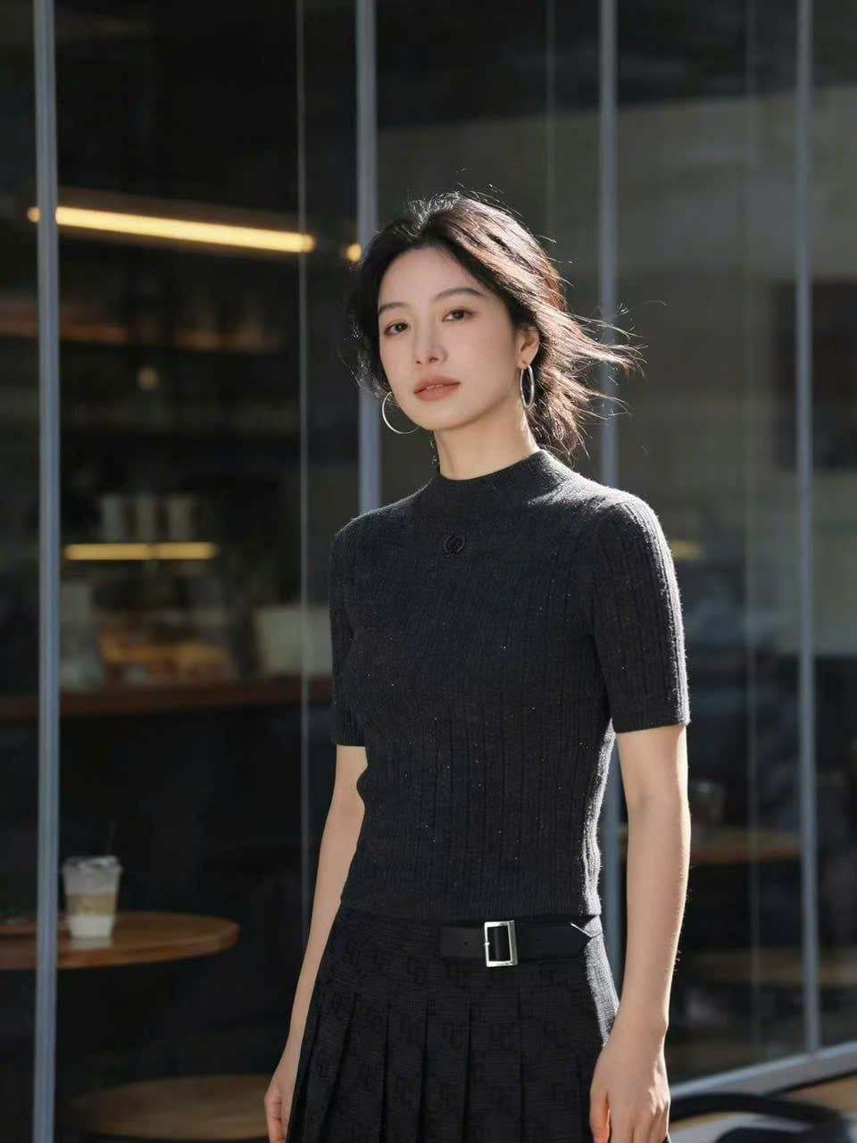  1.Áo len xám đính xequin lấp lánh 